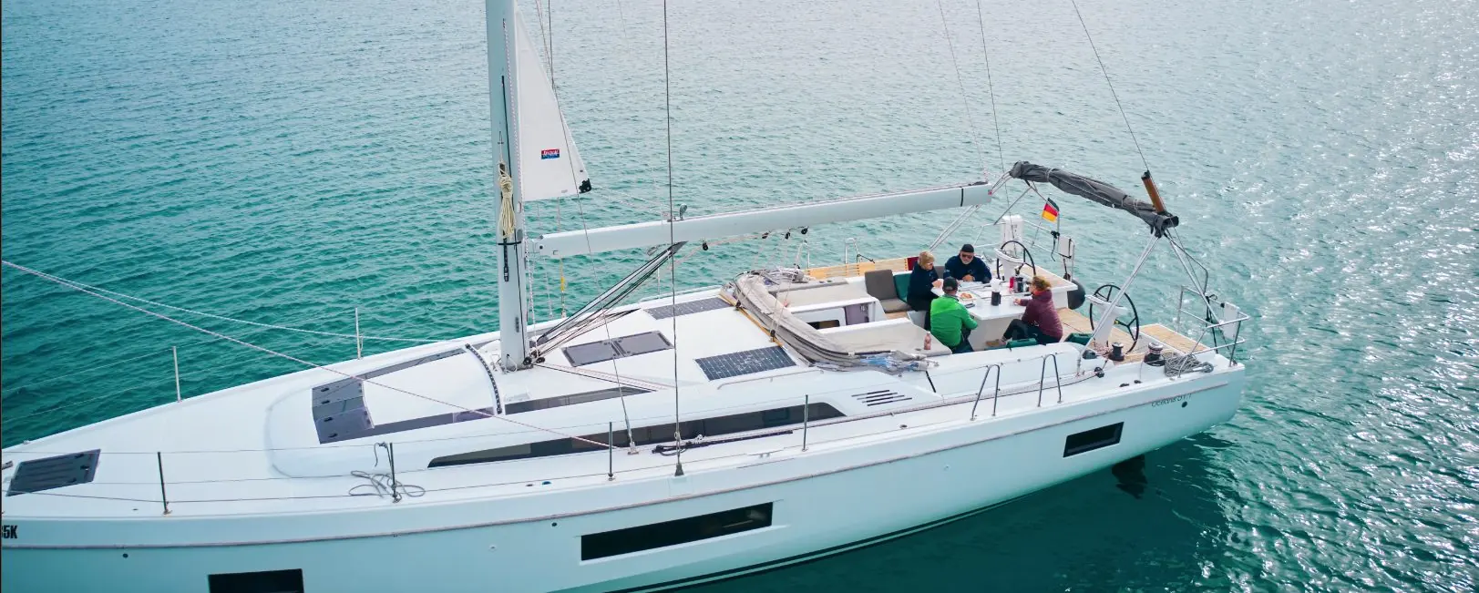 Crew beim Frühstück an Bord, vor Anker in der Adria