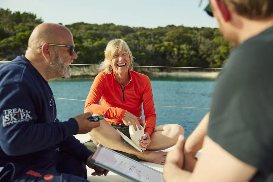 Herzhaftes Lachen an Deck