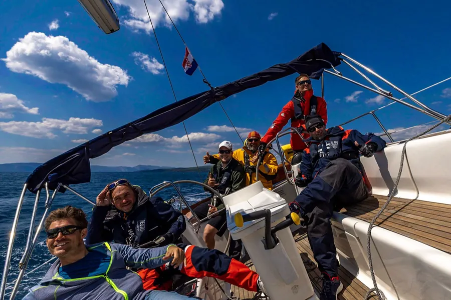 Die Crew bei Krängung, hoch konzentriert
