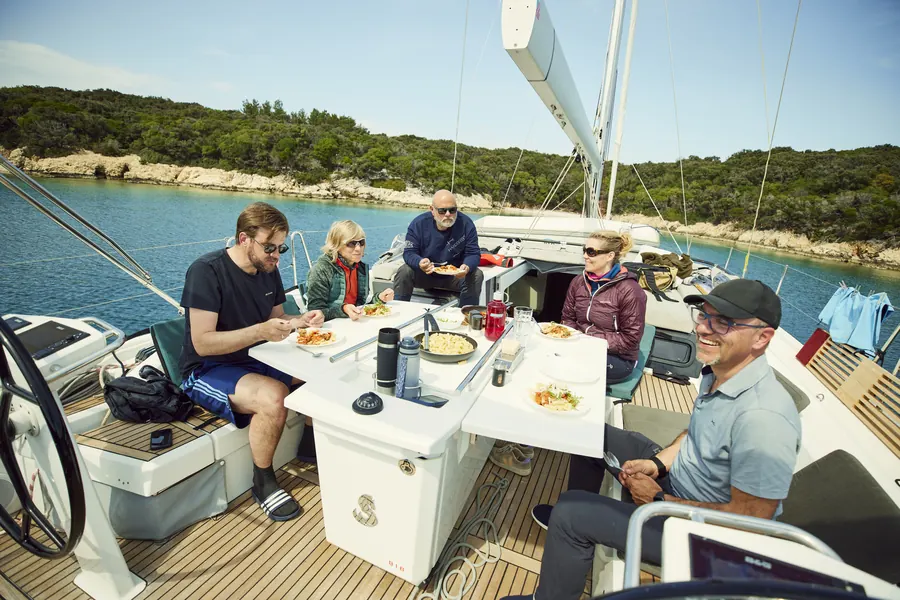 Gemeinsames Mittagessen an Deck