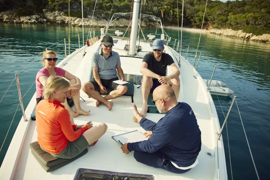 Sitzkreis an Deck in geschützter Bucht
